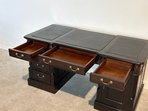 Vintage bureau, klassiek Engels bureau, mahoniehout, groen leer, 701