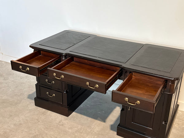 Vintage bureau, klassiek Engels bureau, mahoniehout, groen leer, 701