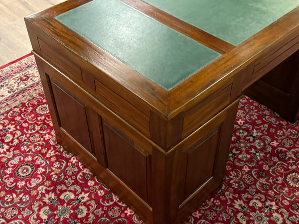 Vintage bureau, klassiek Engels bureau, mahoniehout, groen leer, 676