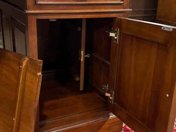 Vintage bureau, klassiek Engels bureau, mahoniehout, zwart leer, 629