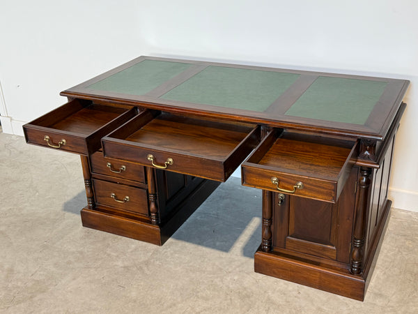 Vintage bureau, klassiek Engels bureau, mahoniehout, groen leer, 716