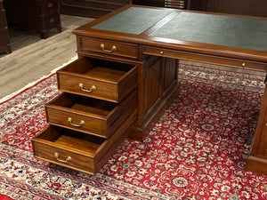 Vintage bureau, klassiek Engels bureau, mahoniehout, groen leer, 635