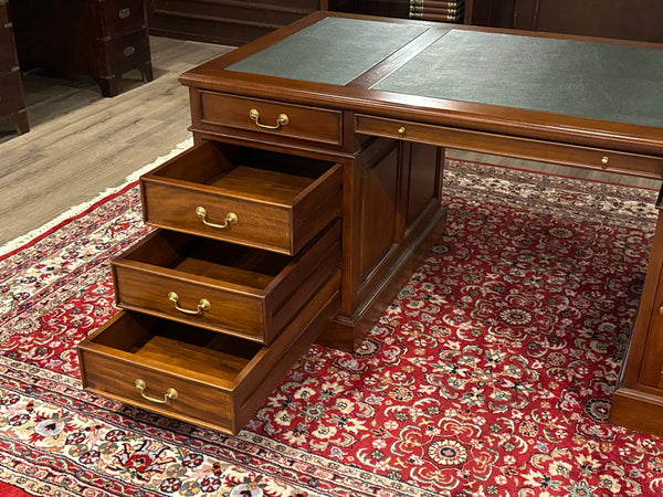 Vintage bureau, klassiek Engels bureau, mahoniehout, groen leer, 635