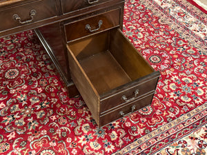 Vintage-Schreibtisch, klassischer englischer Schreibtisch, Nussbaumholz, grünes Leder, 641