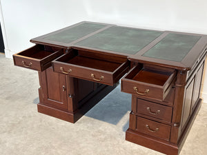 Vintage bureau, partnerdesk, klassiek Engels bureau, mahoniehout, groen leer, 696