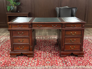 Vintage bureau, klassiek Engels bureau, mahoniehout, groen leer, 627