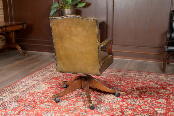 Chaise vintage 243, cuir vert, chêne, Chesterfield