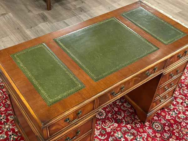 Bureau vintage, bureau anglais classique, acajou, cuir vert, 655