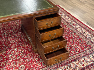 Antiek bureau, klassiek Engels bureau, eikenhout, groen leer, 677