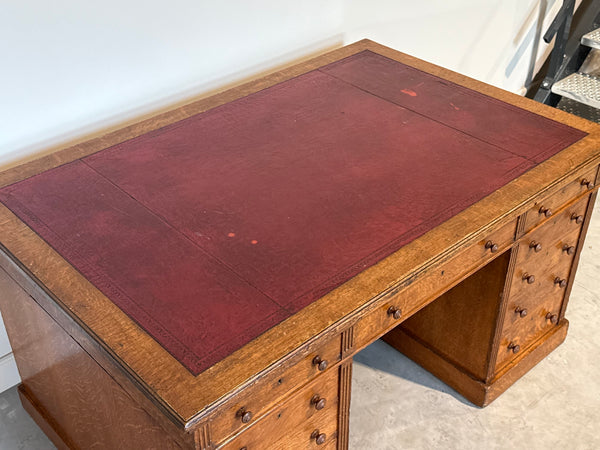 Antiek bureau, klassiek Engels bureau, eikenhout, rood leer, 695