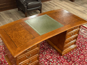 Vintage-Schreibtisch, klassischer englischer Schreibtisch, Kirschholz, grünes Leder, 637