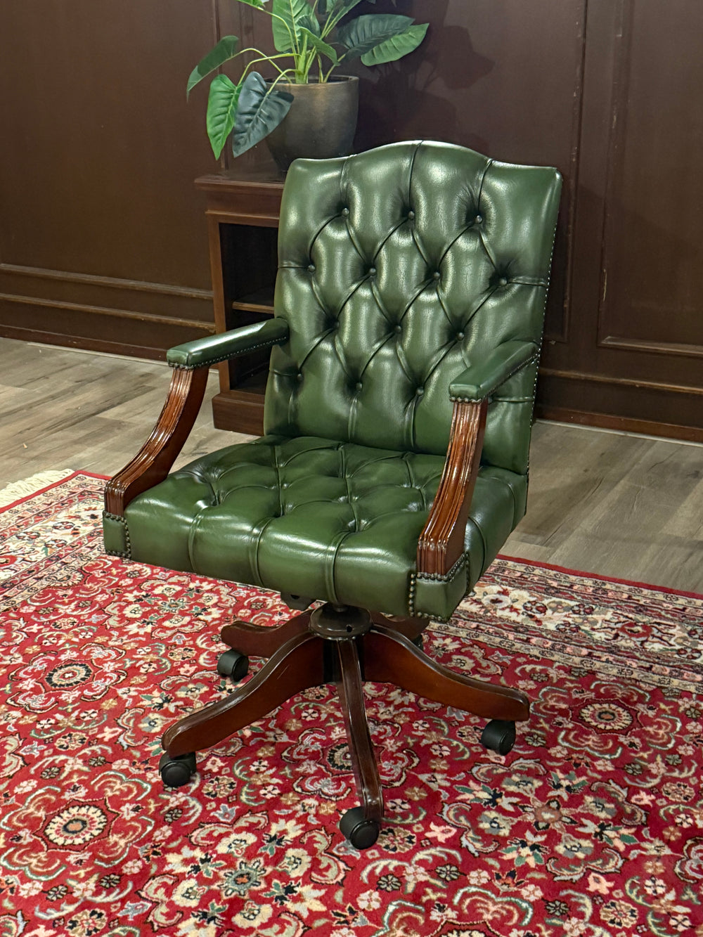 Vintage stoel, Chesterfield, groen leer, mahoniehout, 122