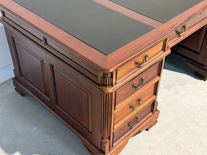 Vintage bureau, partnerdesk, klassiek Engels bureau, mahoniehout, zwart leer, 689