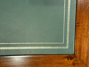 Vintage bureau, partnerdesk, klassiek Engels bureau,  mahoniehout, groen leer, 673