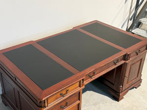 Vintage bureau, partnerdesk, klassiek Engels bureau, mahoniehout, zwart leer, 689