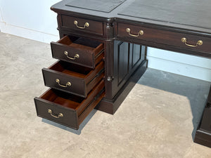 Vintage bureau, klassiek Engels bureau, mahoniehout, groen leer, 701