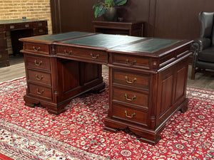Vintage bureau, klassiek Engels bureau, mahoniehout, groen leer, 627