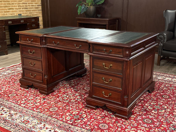 Vintage bureau, klassiek Engels bureau, mahoniehout, groen leer, 627