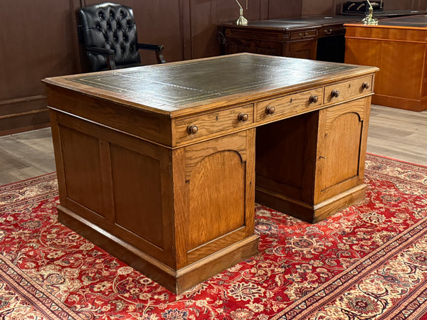 Bureau ancien 477 - Bureau anglais classique, cuir vert avec garnitures dorées, poignées en bois, bois de chêne clair