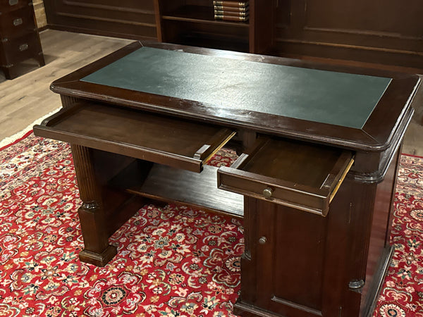 Vintage bureau, klassiek Engels bureau, mahoniehout, groen leer, 630