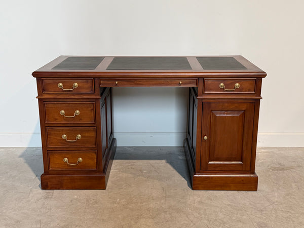 Vintage bureau, klassiek Engels bureau, mahoniehout, zwart leer, 706