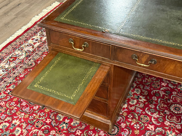 Vintage bureau, klassiek Engels bureau, notenhout, groen leer, 619