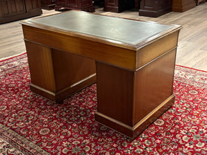 Vintage bureau, klassiek Engels bureau, notenhout, groen leer, 665