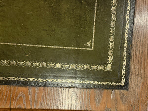 Bureau ancien 477 - Bureau anglais classique, cuir vert avec garnitures dorées, poignées en bois, bois de chêne clair