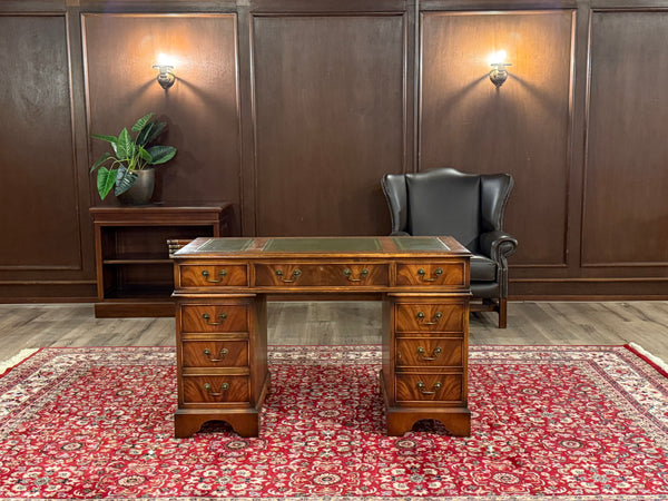 Bureau vintage, bureau anglais classique, acajou, cuir vert, 655