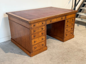 Antiek bureau, klassiek Engels bureau, eikenhout, rood leer, 695