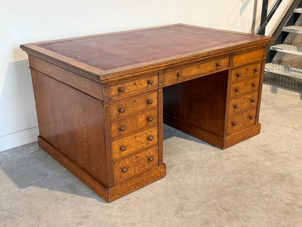 Antiek bureau, klassiek Engels bureau, eikenhout, rood leer, 695