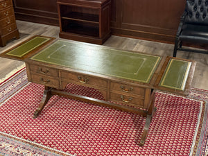 Vintage schrijftafel, klassiek Engels bureau, notenhout, groen leer, 536