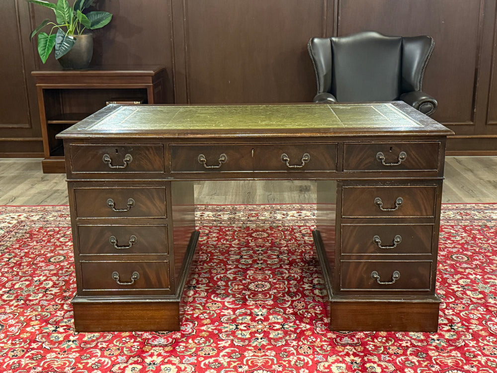 Vintage-Schreibtisch, klassischer englischer Schreibtisch, Nussbaumholz, grünes Leder, 641