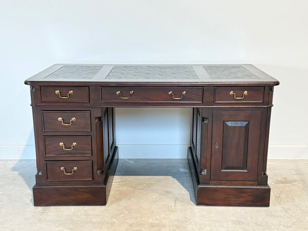 Vintage bureau, klassiek Engels bureau, mahoniehout, groen leer, 694