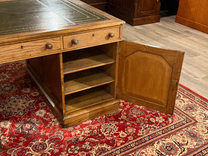Bureau ancien 477 - Bureau anglais classique, cuir vert avec garnitures dorées, poignées en bois, bois de chêne clair