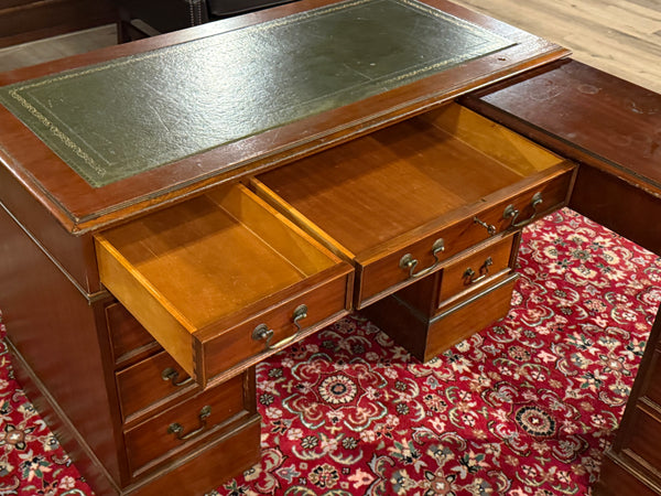 Vintage bureau, hoekbureau, klassiek Engels bureau, mahoniehout, groen leer, 624