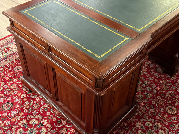 Vintage bureau, klassiek Engels bureau, mahoniehout, groen leer, 626
