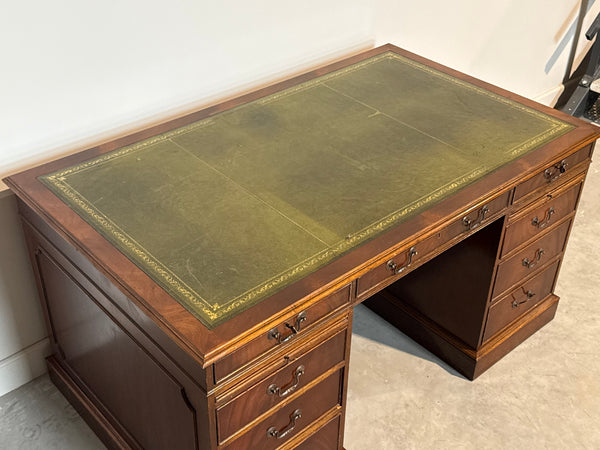Vintage bureau, klassiek Engels bureau, notenhout, groen leer, 700