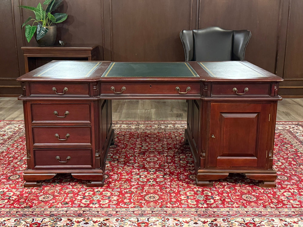 Vintage bureau, partnerdesk, klassiek Engels bureau, mahoniehout, groen leer, 634