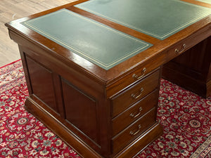 Vintage bureau, partnerdesk, klassiek Engels bureau,  mahoniehout, groen leer, 673