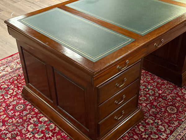 Vintage bureau, partnerdesk, klassiek Engels bureau,  mahoniehout, groen leer, 673