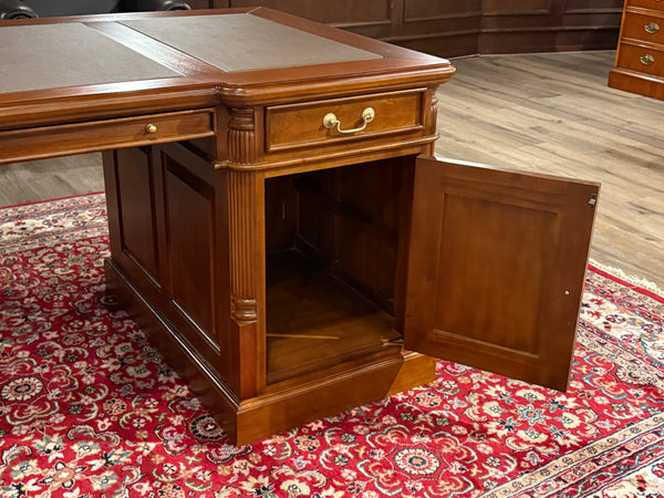 Vintage bureau, klassiek Engels bureau, mahoniehout, bruin leer, 609