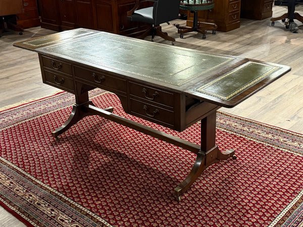 Vintage schrijftafel, klassiek Engels bureau, notenhout, groen leer, 536