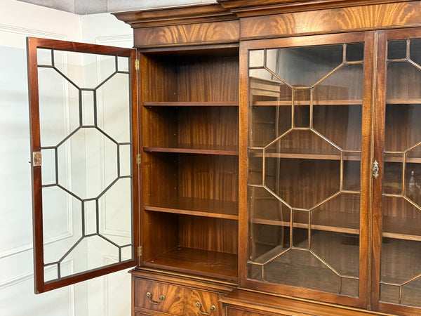 Vintage boekenkast, klassieke Engelse buffetkast, facet glas, notenhout