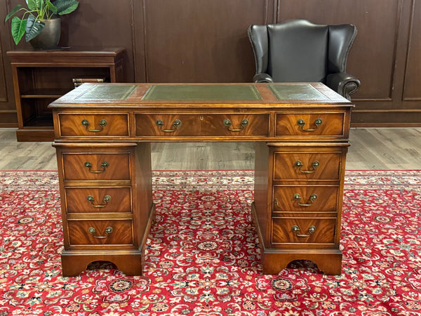Bureau vintage, bureau anglais classique, acajou, cuir vert, 655