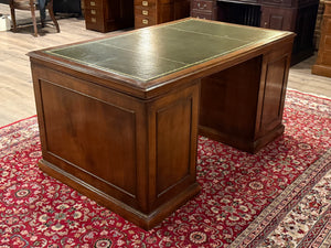 Antiek bureau, klassiek Engels bureau, eikenhout, groen leer, 677