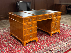 Vintage bureau, klassiek Engels bureau, kersenhout, groen leer, 613