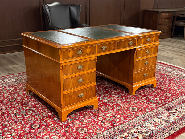 Vintage bureau, klassiek Engels bureau, kersenhout, groen leer, 613