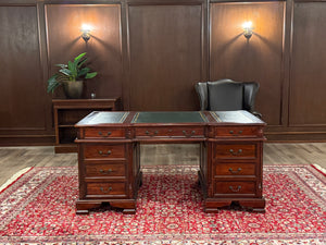 Vintage bureau, klassiek Engels bureau, mahoniehout , groen leer, 614