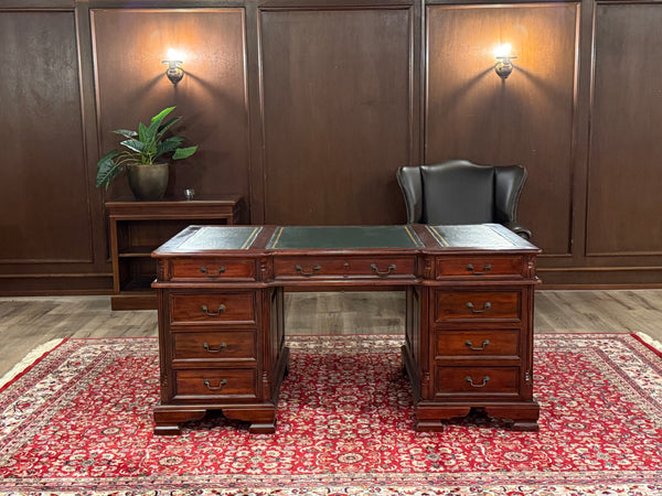 Vintage bureau, klassiek Engels bureau, mahoniehout , groen leer, 614
